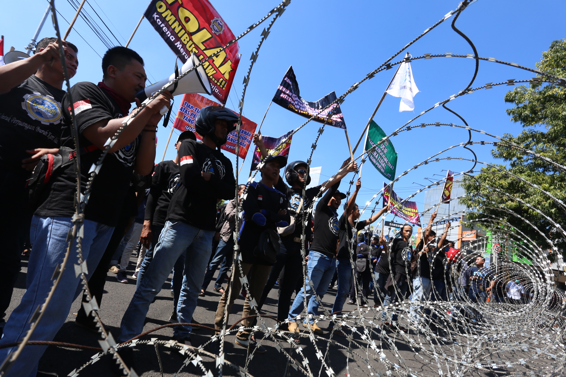 Demonstrasi menolak omnibus law di Jember, Jawa timur, Maret silam