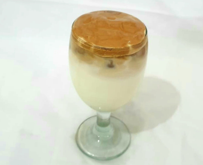 Kopi dalgona yang dibuat menggunakan kopi instan.