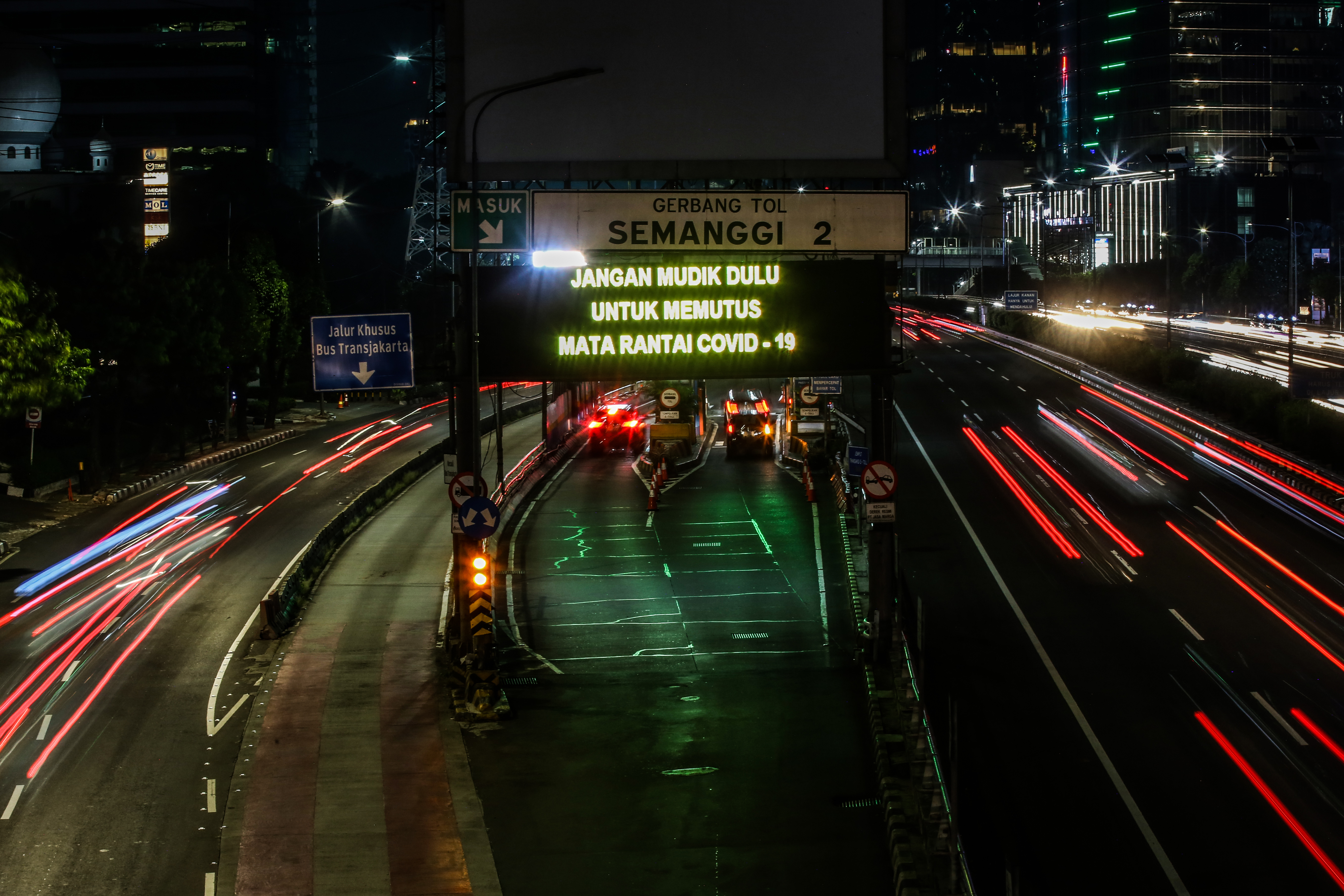 Pengumuman untuk tidak mudik dalam upaya memutus rantai penyebaran civid-19 terpasang di pintu masuk tol kawasan Semanggi, Jakarta.