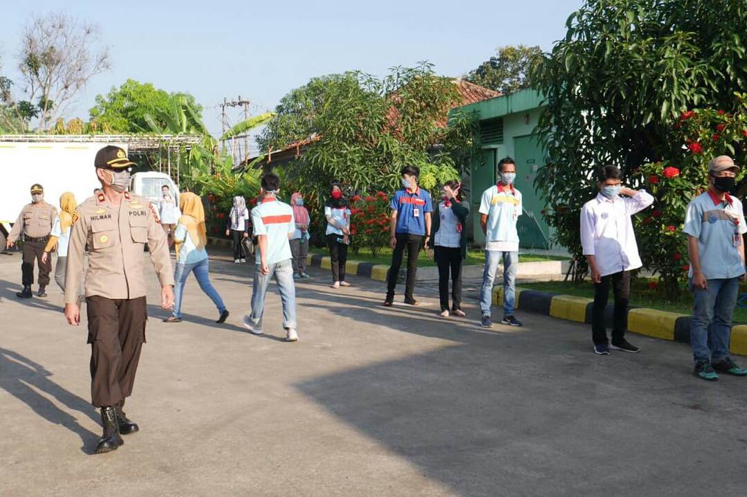 Polres Cianjur saat memantau sejumlah pabrik