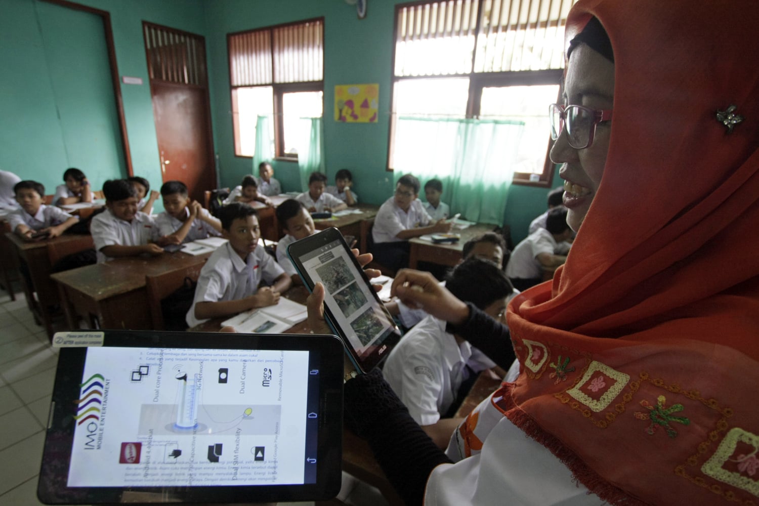 Guru honorer yang mengajar secara daring selama pandemi tetap harus digaji. (foto ilustrasi).