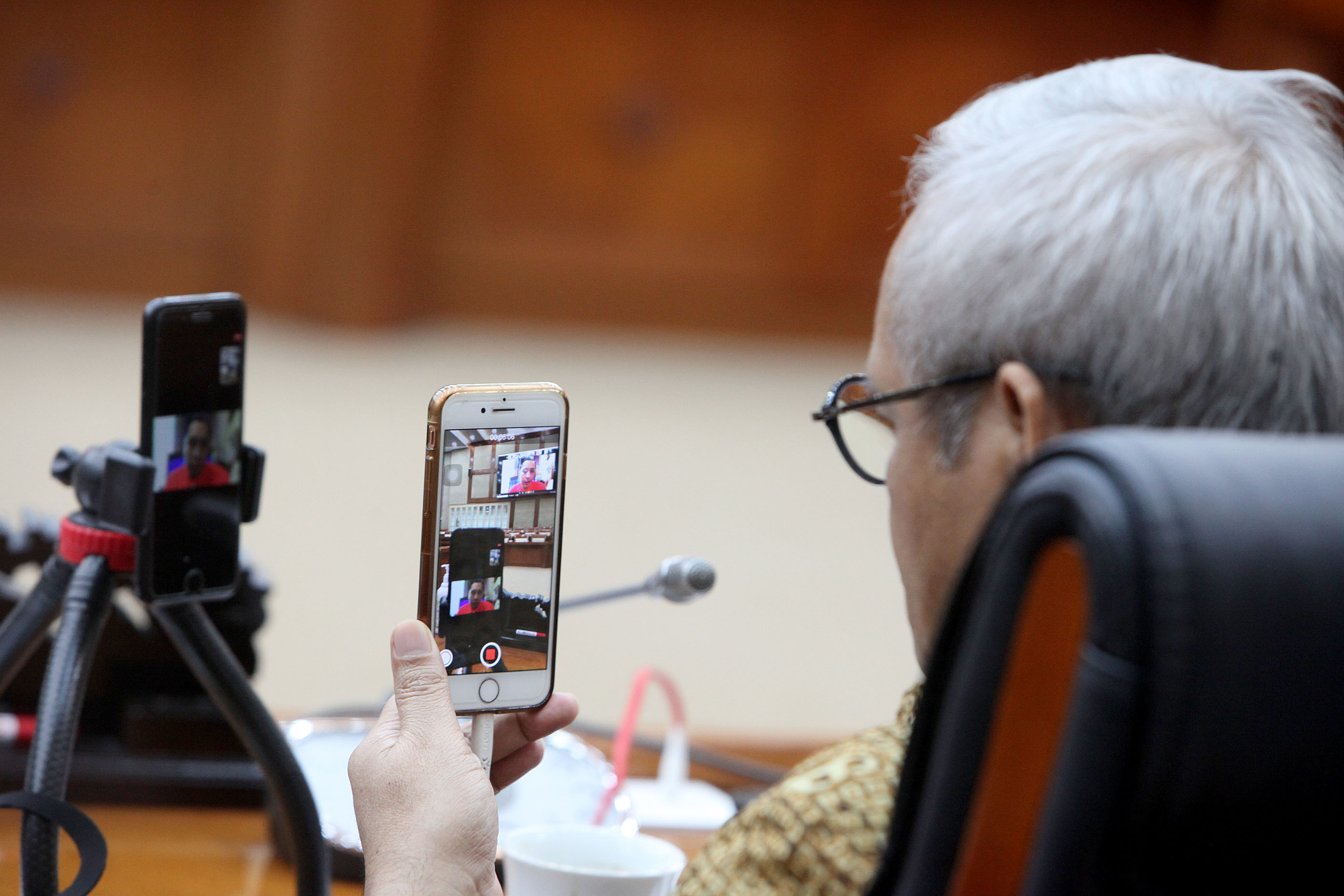 Suasana rapat kerja secara virtual mengenai relokasi anggaran akibat covid-19 di ruang rapat Komisi VI di gedung Nusantara I DPR.