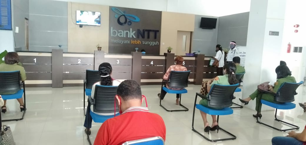 Para PNS menunggu di Bank NTT Cabang Larantuka, Flores Timur untuk mencairkan tunjangan hari raya, Selasa (19/5/2020).