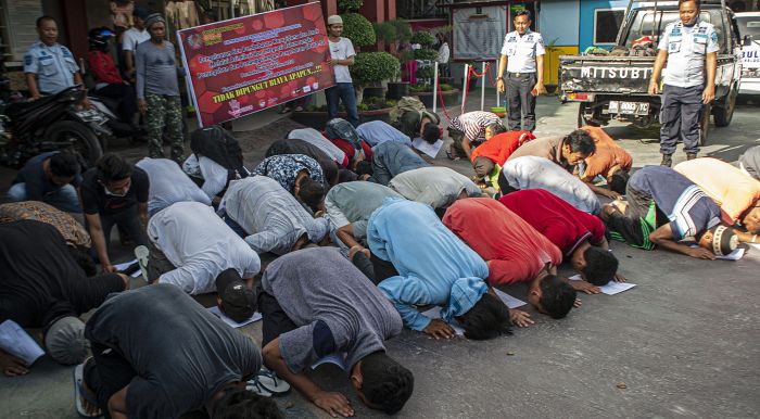 Ilustrasi : Puluhan warga binaan bersujud di halaman depan Rumah Tahanan (Rutan) Klas II A Palu, Sulawesi Tengah.