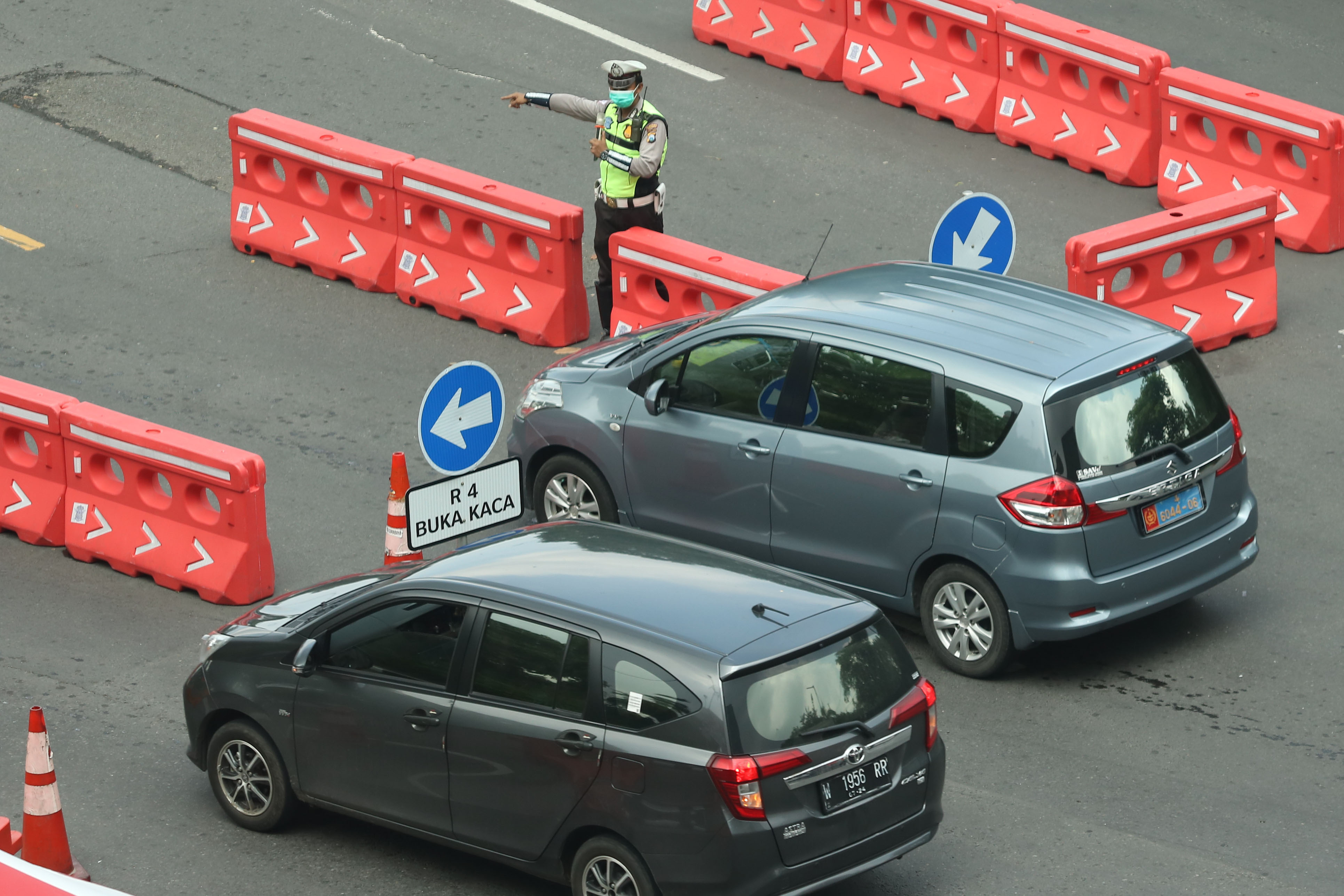 Polisi melakukan penyekatan di pos pemeriksaan (check point) Bundaran Waru, Surabaya, Jawa Timur, Selasa (26/5).