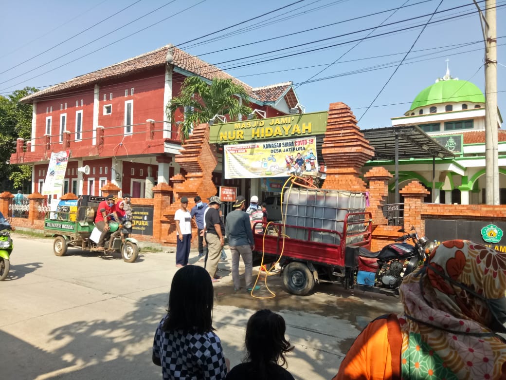 Melengkapi asupan vitamin c, beragam protokol kesehatan pun dijalankan secara massif termasuk penyemprotan disinfektan.