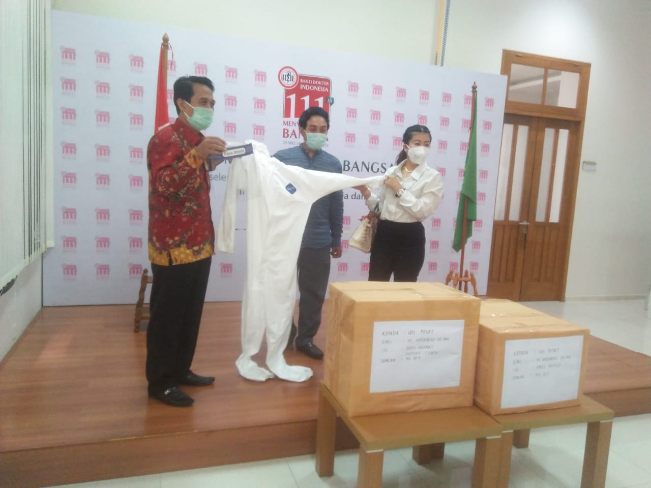  Ketua Umum PB IDI Daeng Mohammad Faqih, menerima donasi APD dari Hasnaeni, Jumat (22/5/2020) di PB IDI.