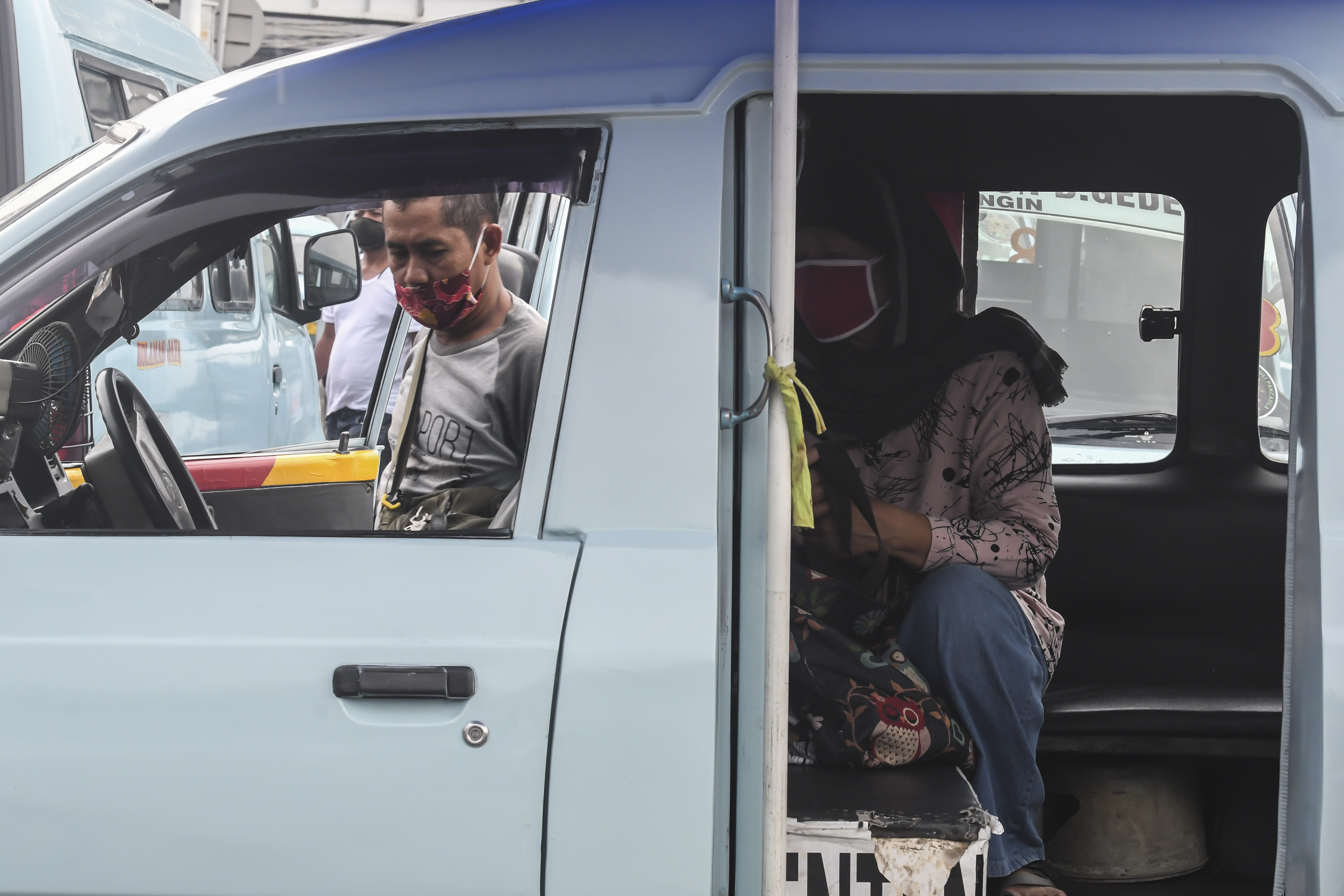 Pengemudi angkutan umum menunggu calon penumpang di Terminal Kampung Melayu, Jakarta, Rabu (15/4/2020