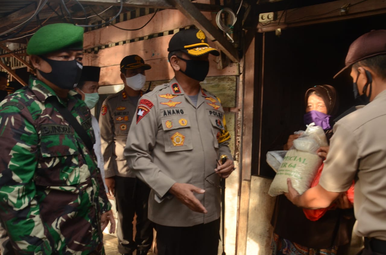 Kapolda Babel serahkan bantuan sembako di bangka tengah 