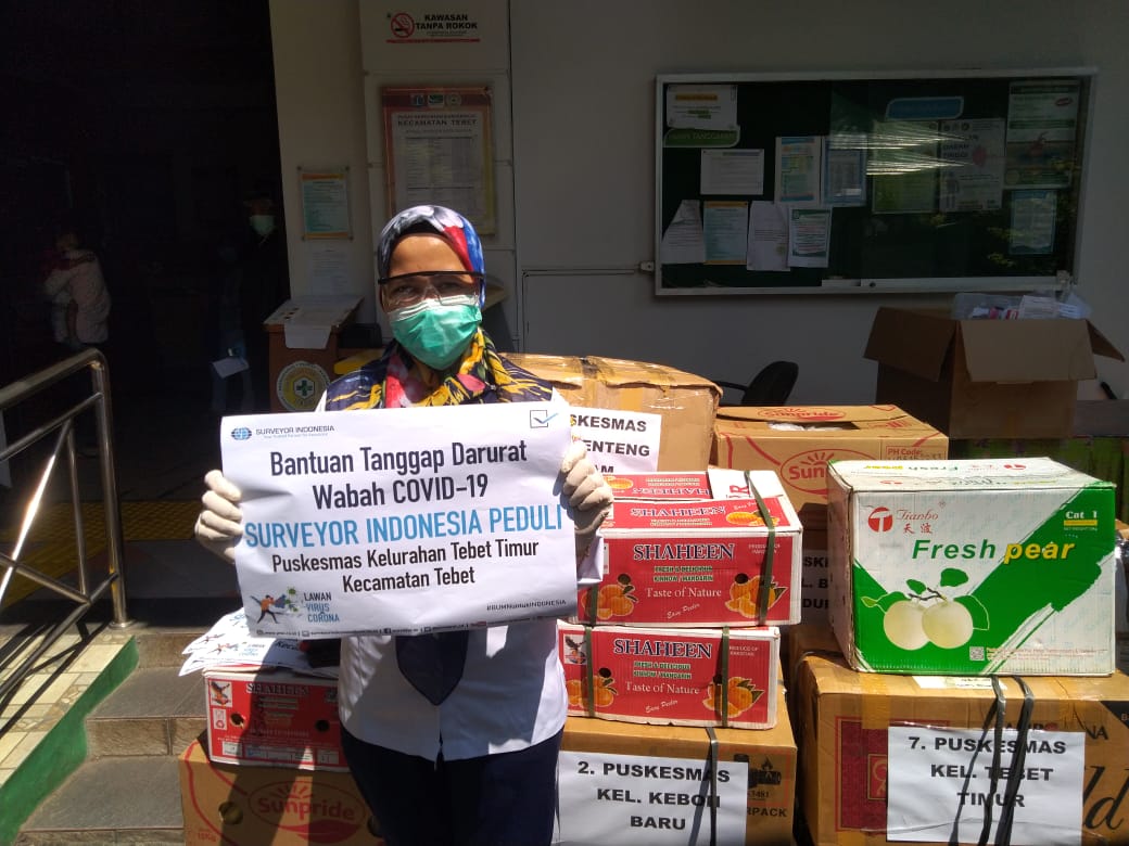 Pt Surveyor Indonesia menyerahkan bantuan kepada Puskesmas Kelurahan Tebet Timur.