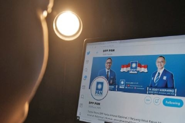 Warga melihat media sosial DPP PAN di Serpong, Tangerang Selatan, kemarin. 