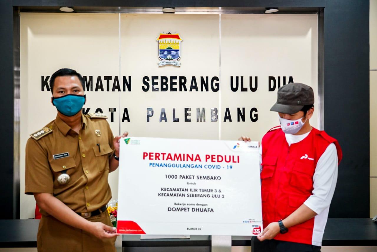 Penyerahan bantuan Pertamina secara simboliis untuk warga