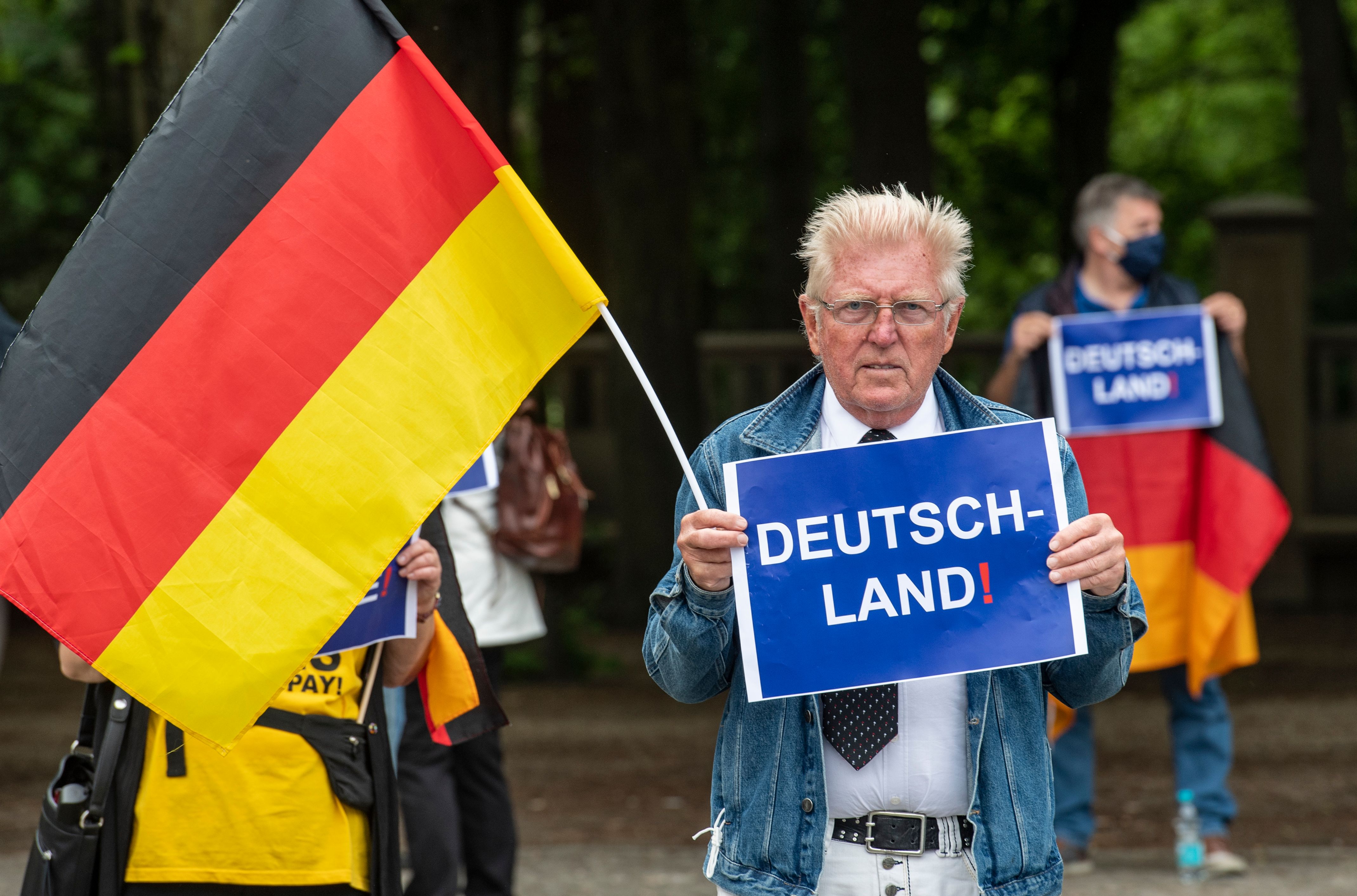 Aksi demonstran yang menolak lockdown di Berlin, Jerman.
