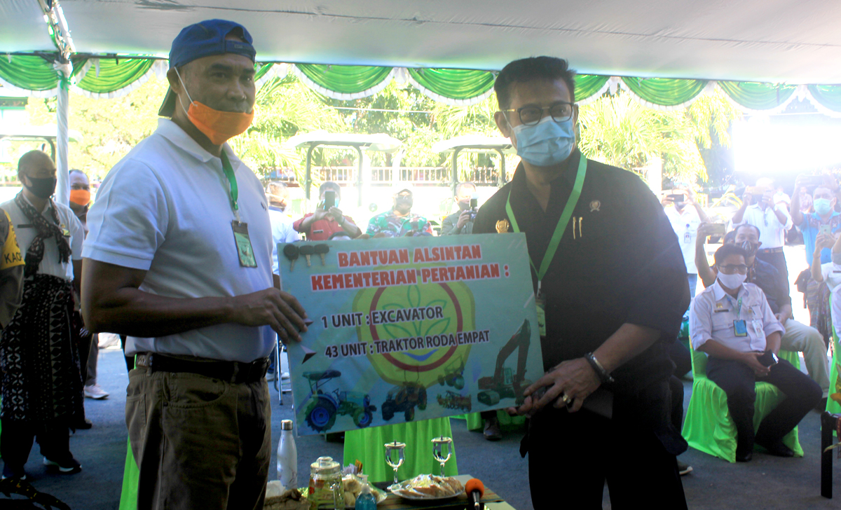 Mentan Syahrul Yasin Limpo (kanan) menyerahkan bantuan alsintan yang diterima Gubernur NTT Viktor Laiksodat di Kupang, NTT, Jumat (29/5).