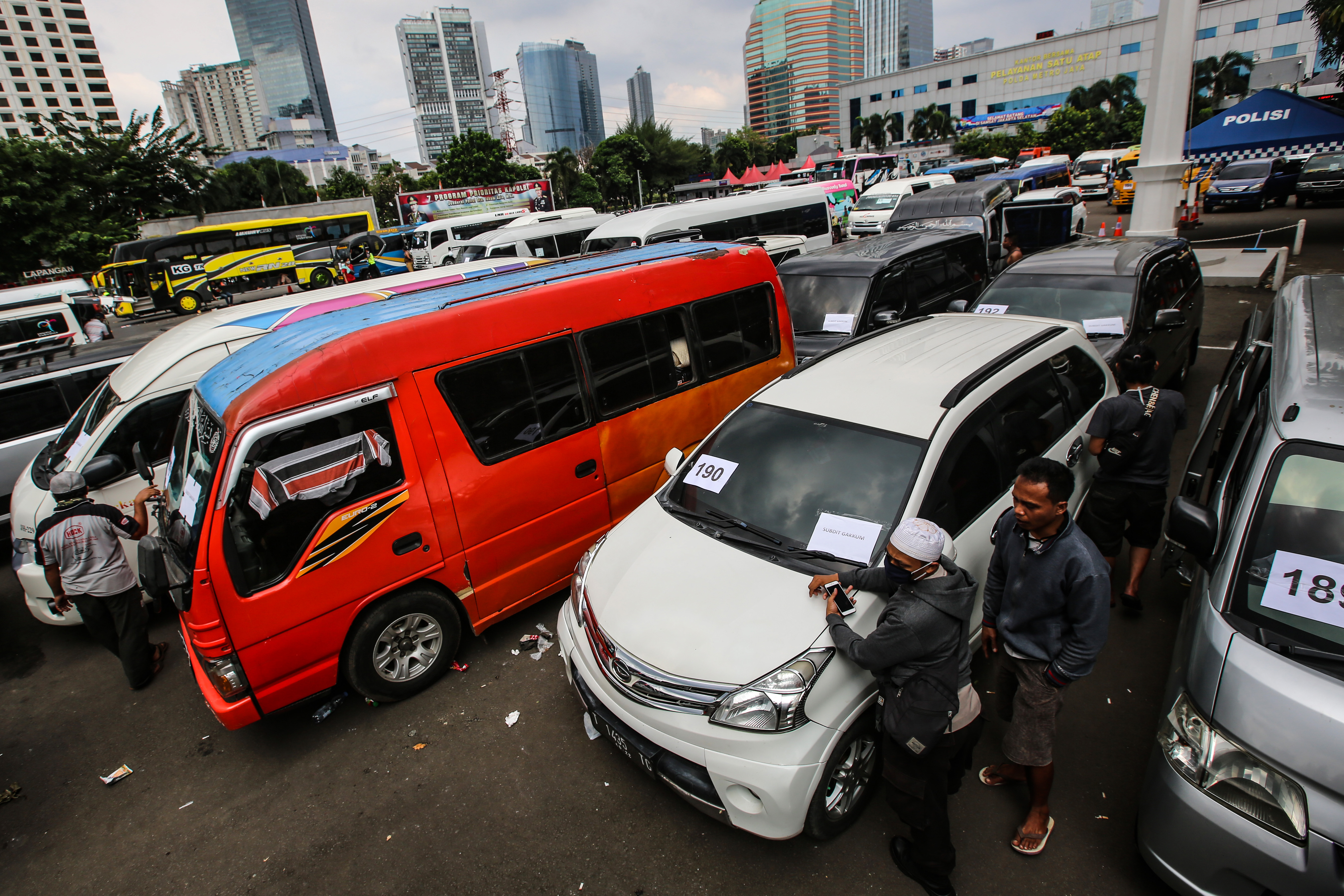 Berbagai kendaraan di halaman Polda Metro Jaya yang disita karena dipakai mudik saat berlaku larangan mudik