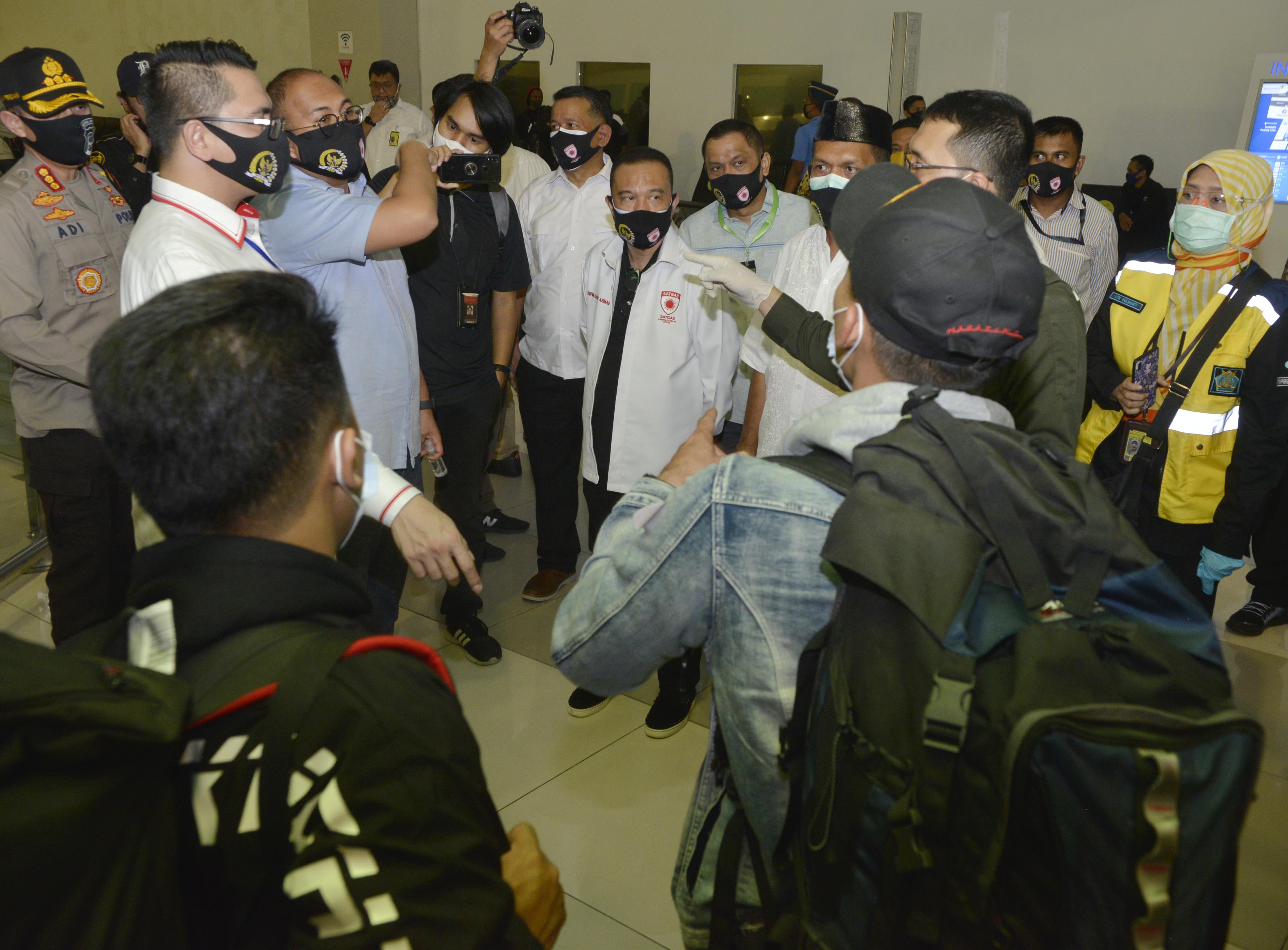 Ketua Satgas Lawan Covid-19 DPR Sufmi Dasco Ahmad (tengah) melakukan inspeksi mendadak di Bandara Soekarno-Hatta, Tangerang, Sabtu (23/5). 