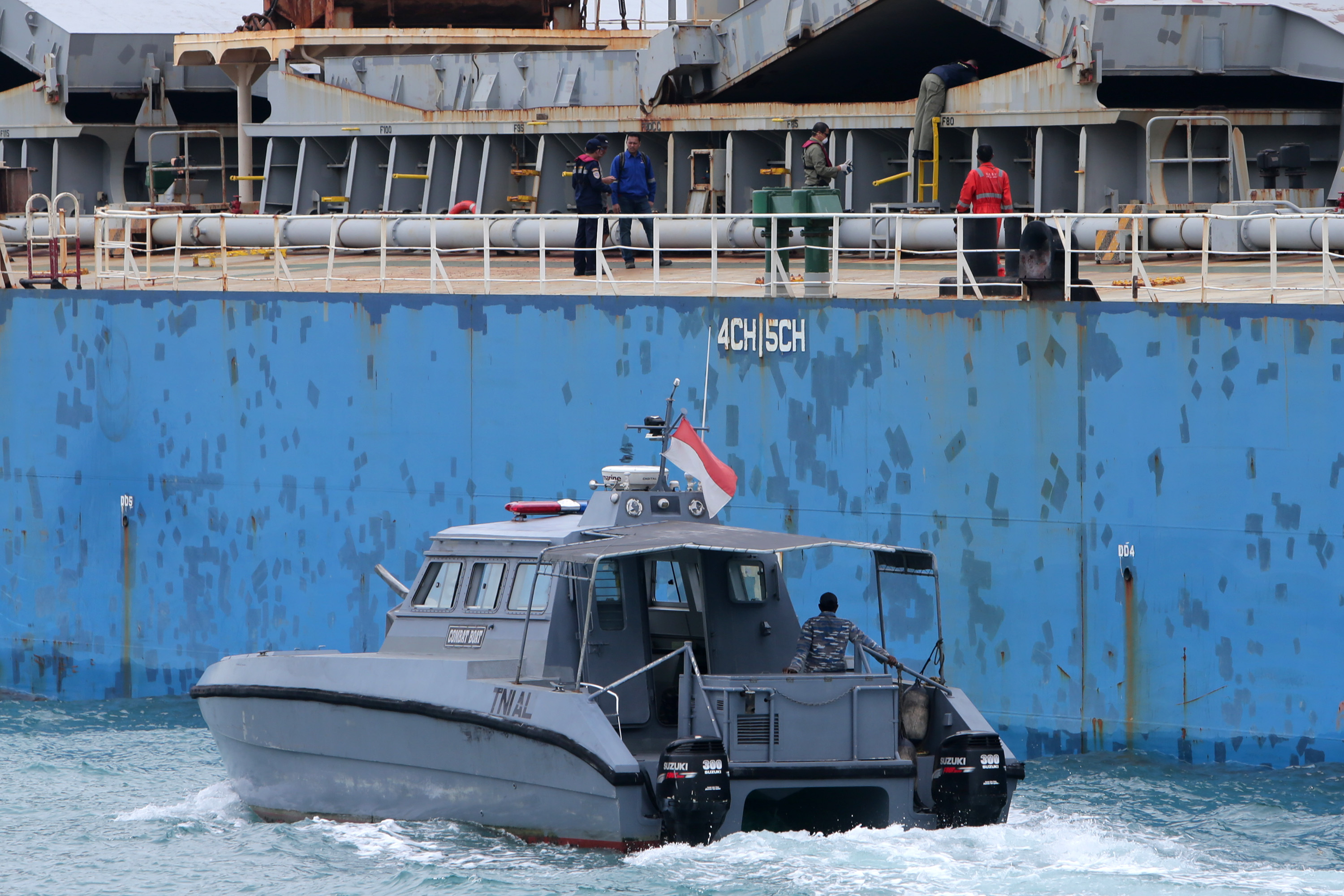 Ilustrasi petugas gabungan saat memeriksa kapal asing.