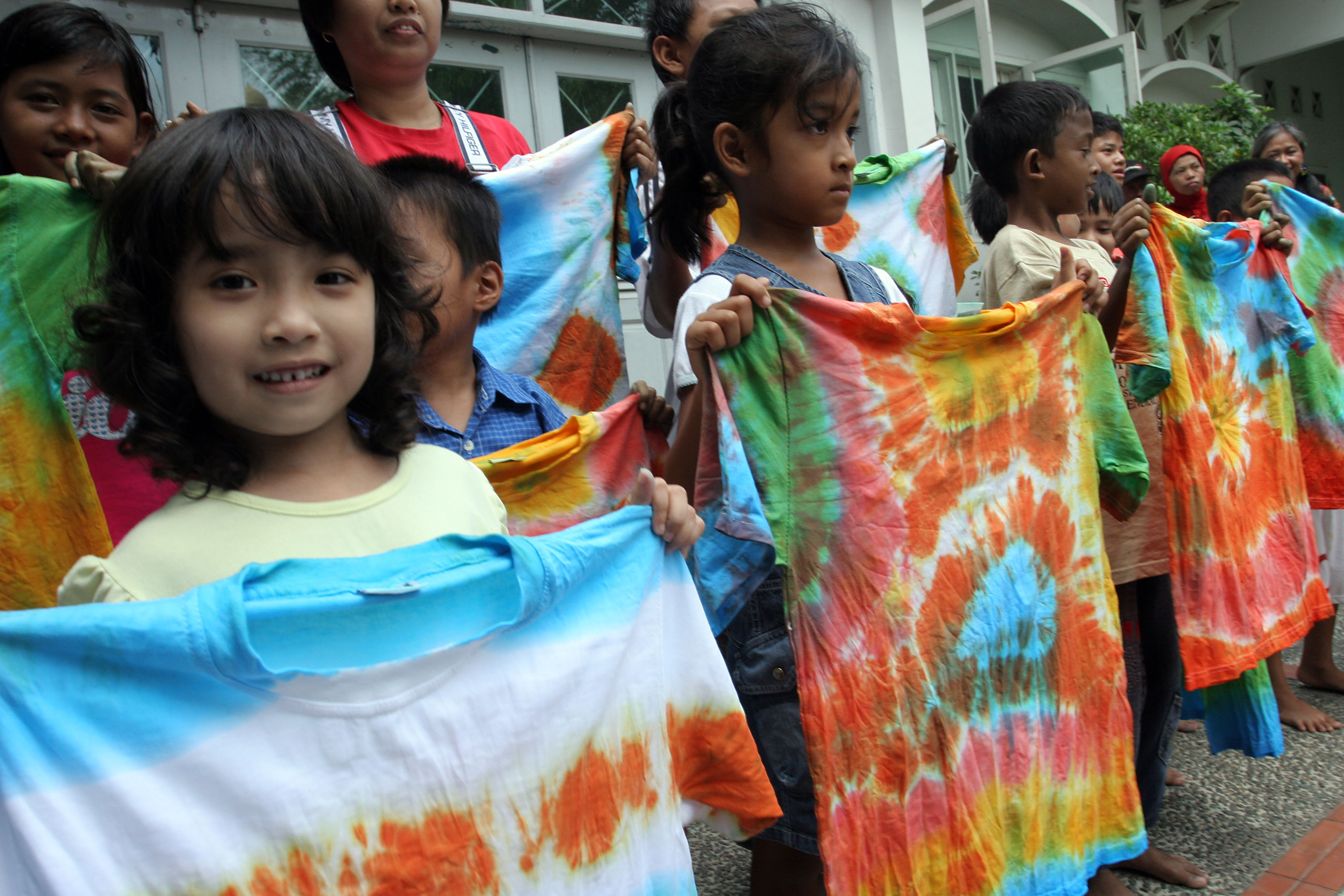 Sejumlah anak-anak pengidap thalassemia dan leukimia (kanker darah) menunjukkan kaos berpola 