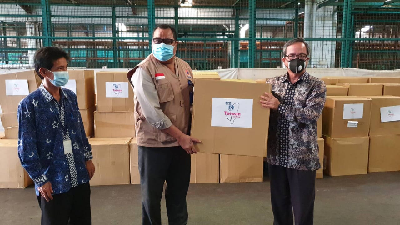 KEPALA Kantor Perwakil Taiwan di Indonesia (TETO) John Chen (kanan) menyerahkan 300 ribu masker medis bantuan Taiwan kepada BNPB.