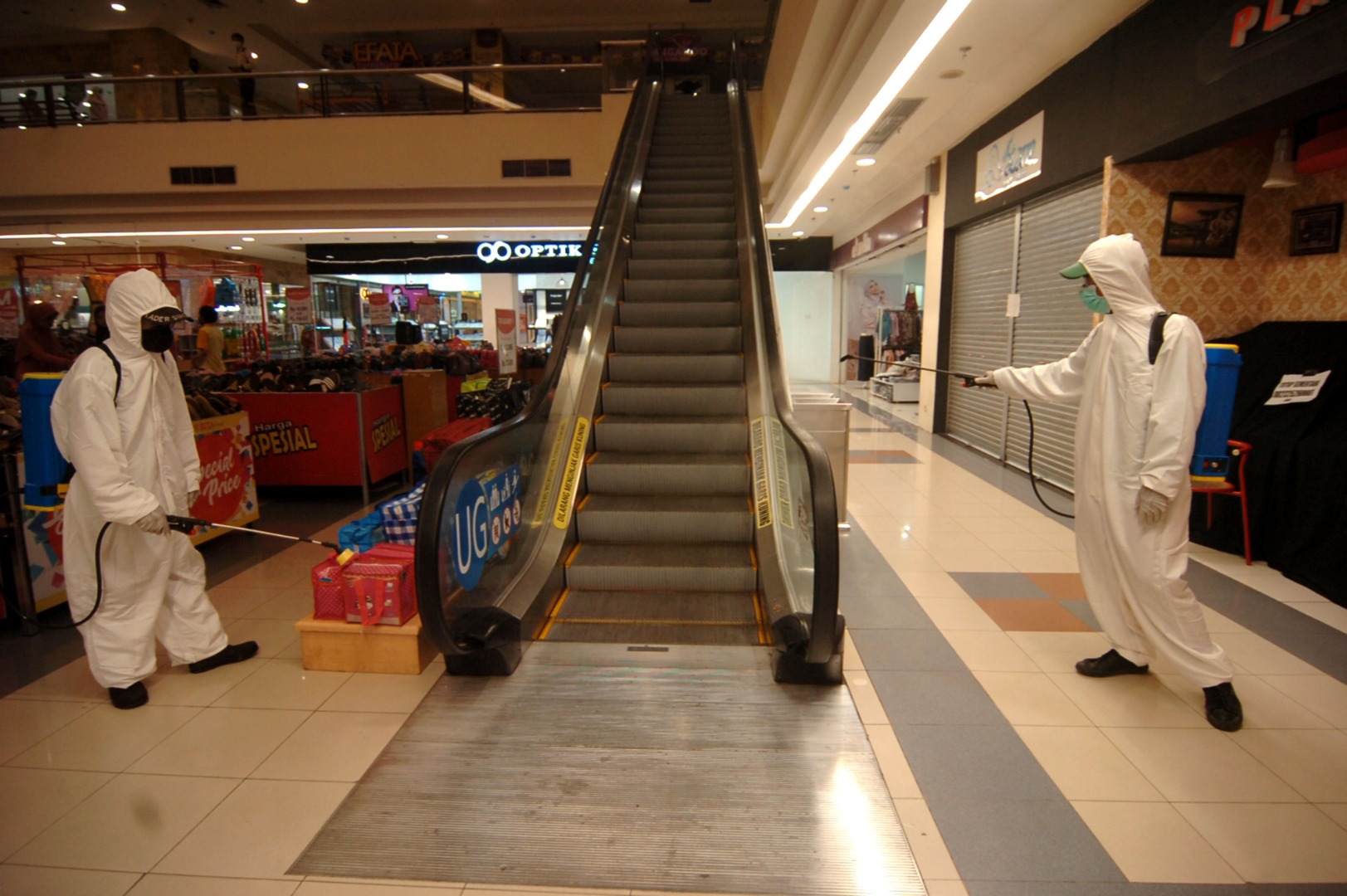 Petugas menyemprotkan cairan disinfektan di ruangan salah satu mall Kota Tegal, Jawa Tengah.