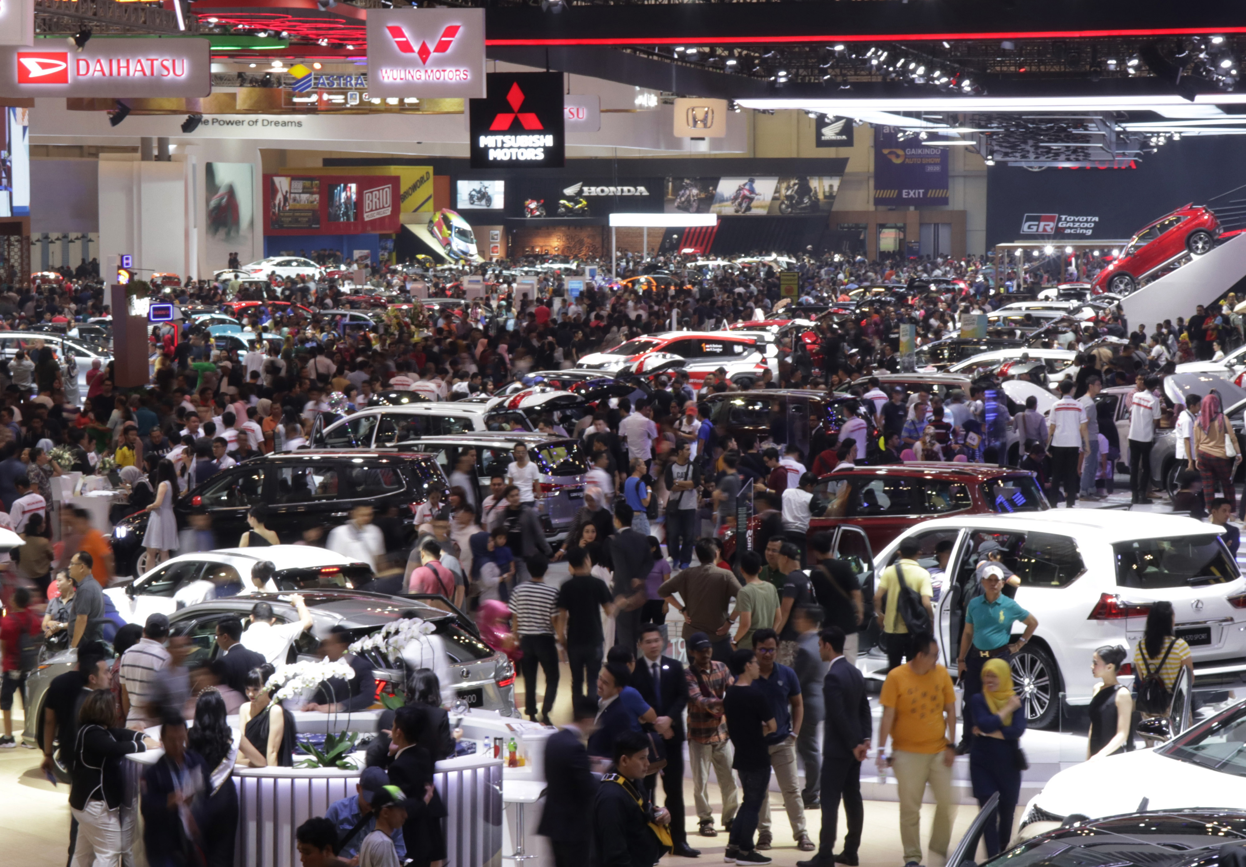 Ribuan pengunjung memadati ruang pameran otomotif Gaikindo Indonesia International Auto Show (GIIAS) 2019 di ICE BSD, Tangerang, Banten.