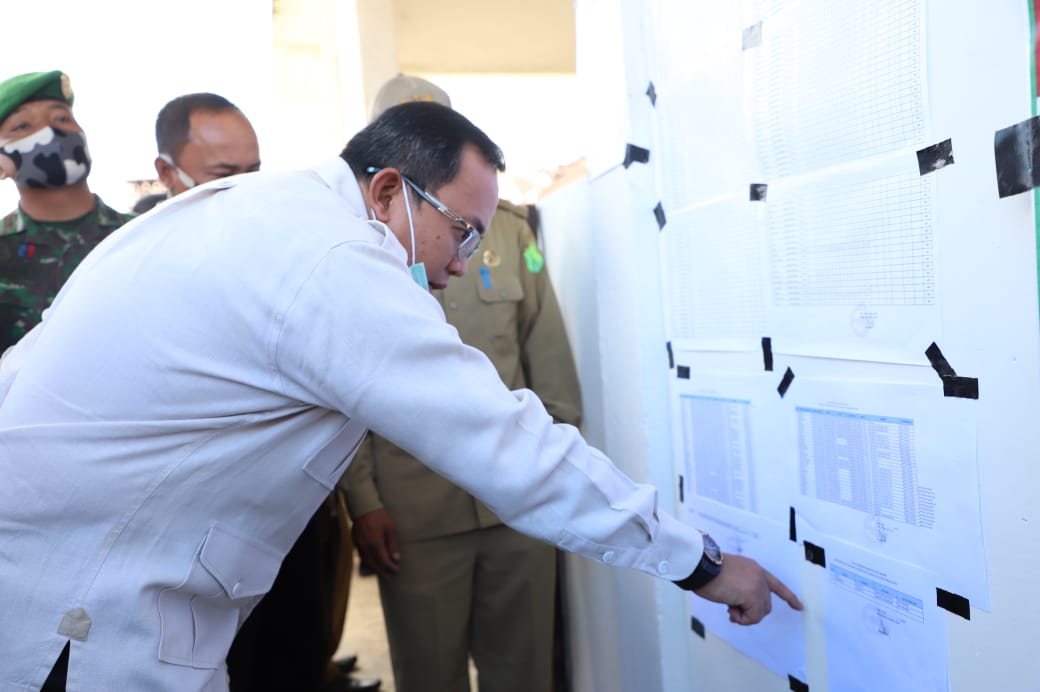 Kabupaten Musi Banyuasin memajang data para penerima bantuan dari pemerintah agar transparan 