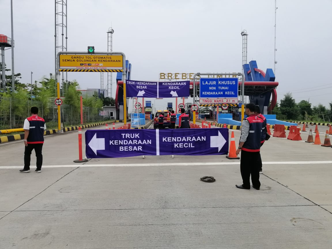 Penyekatan di pintu tol Brebes Timur, Jawa Tengah untuk mencegah pemudik dari Jakarta masuk ke Jawa Tengah