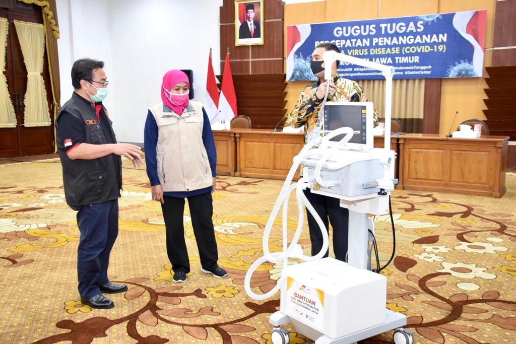 Gubernur Jawa Timur Khofifah Indar Parawansa menyerahkan 40 ventilator ke RS rujukan Covid-19. 