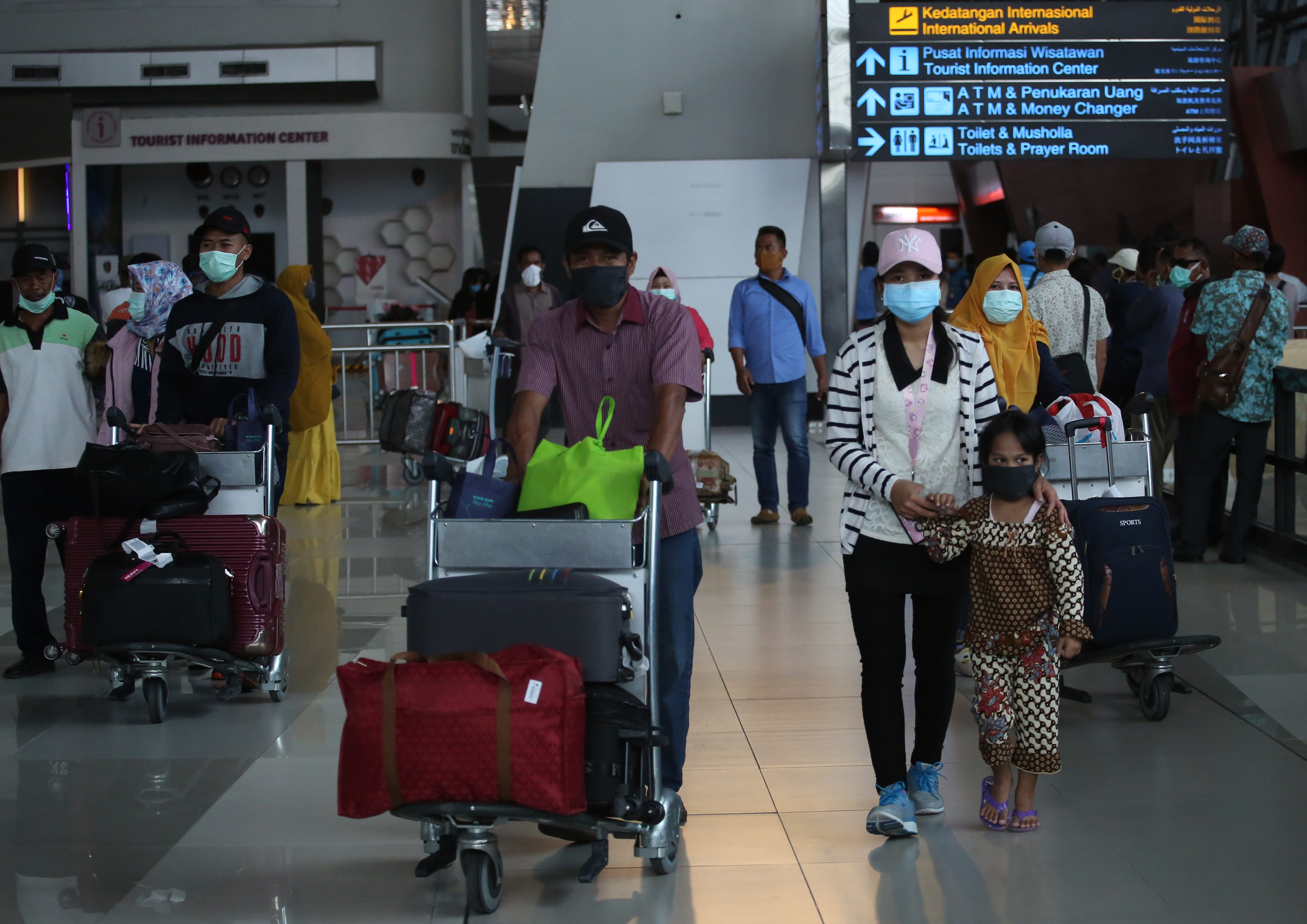 Pekerja migran Indonesia dari Taiwan di terminal 3 Bandara Soekarno Hatta