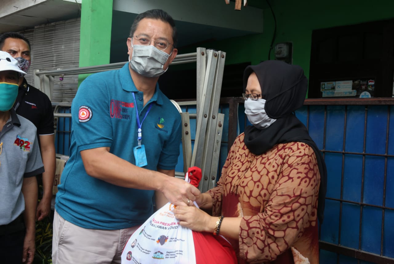 Menteri Juliari P. Batubara memberi bantuan sosial kepada masyarakat.