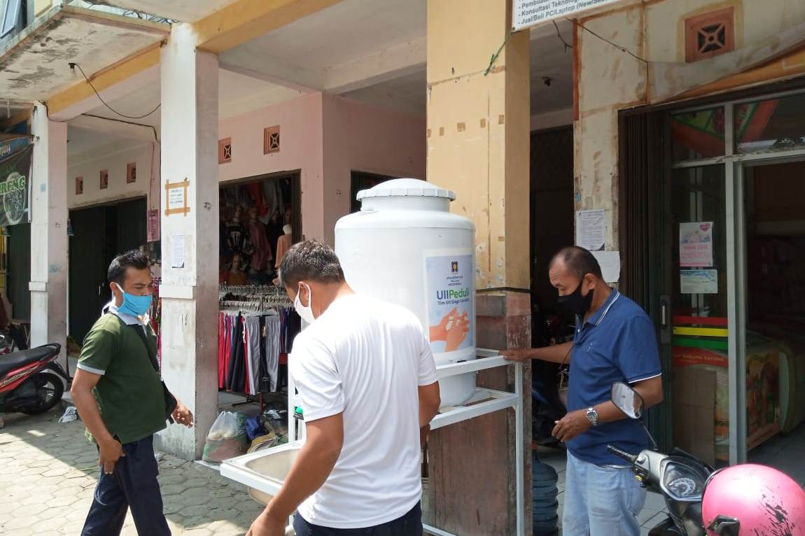 Wastafel portabel di pasar.