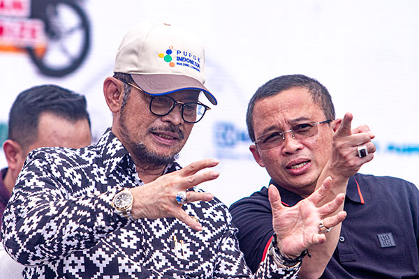 Menteri Pertanian Syahrul Yasin Limpo (bertopi)