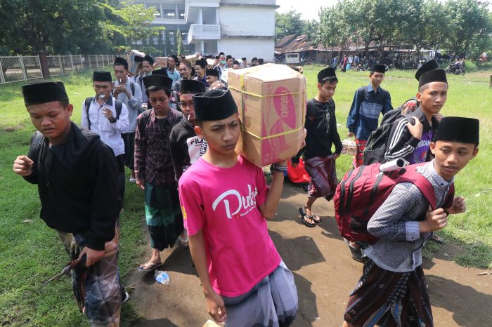 Ilustrasi para santri mudik