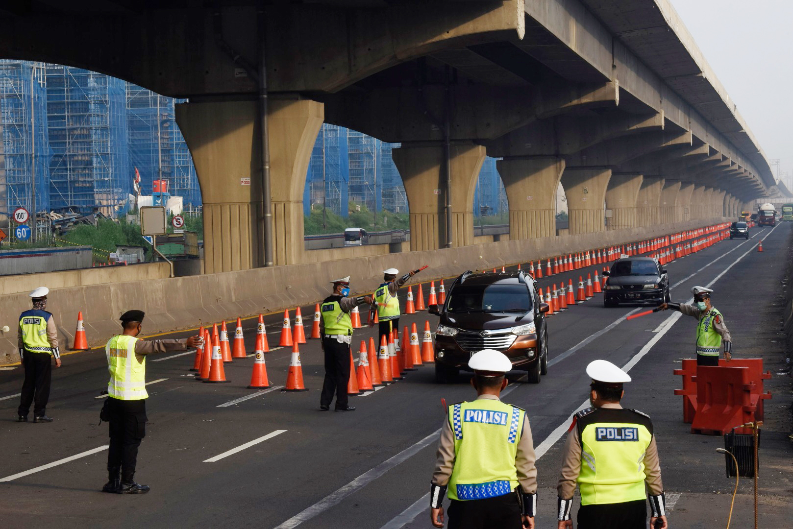 Pemudik yang disuruh keluar dari Tol Cikarang Barat