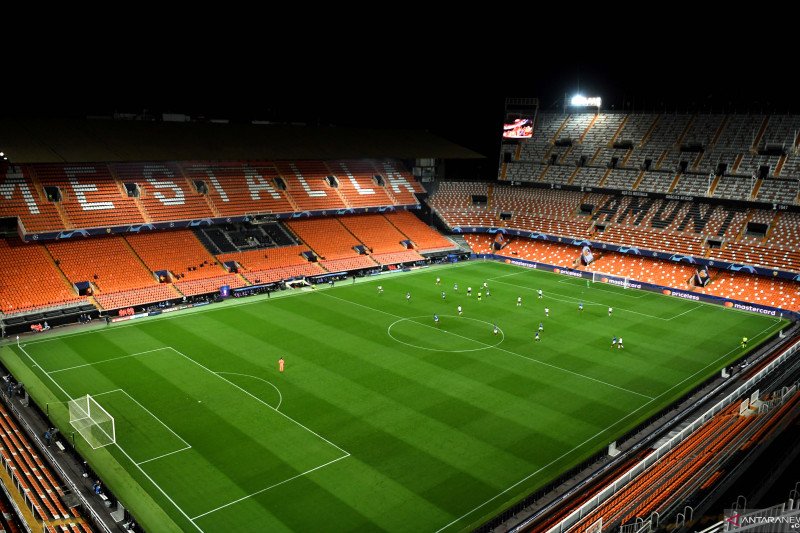 Suasana Stadion Mestalla tanpa penonton saat laga leg kedua babak 16 besar liga Champions antara Valencia melawan Atalanta, di Valencia.
