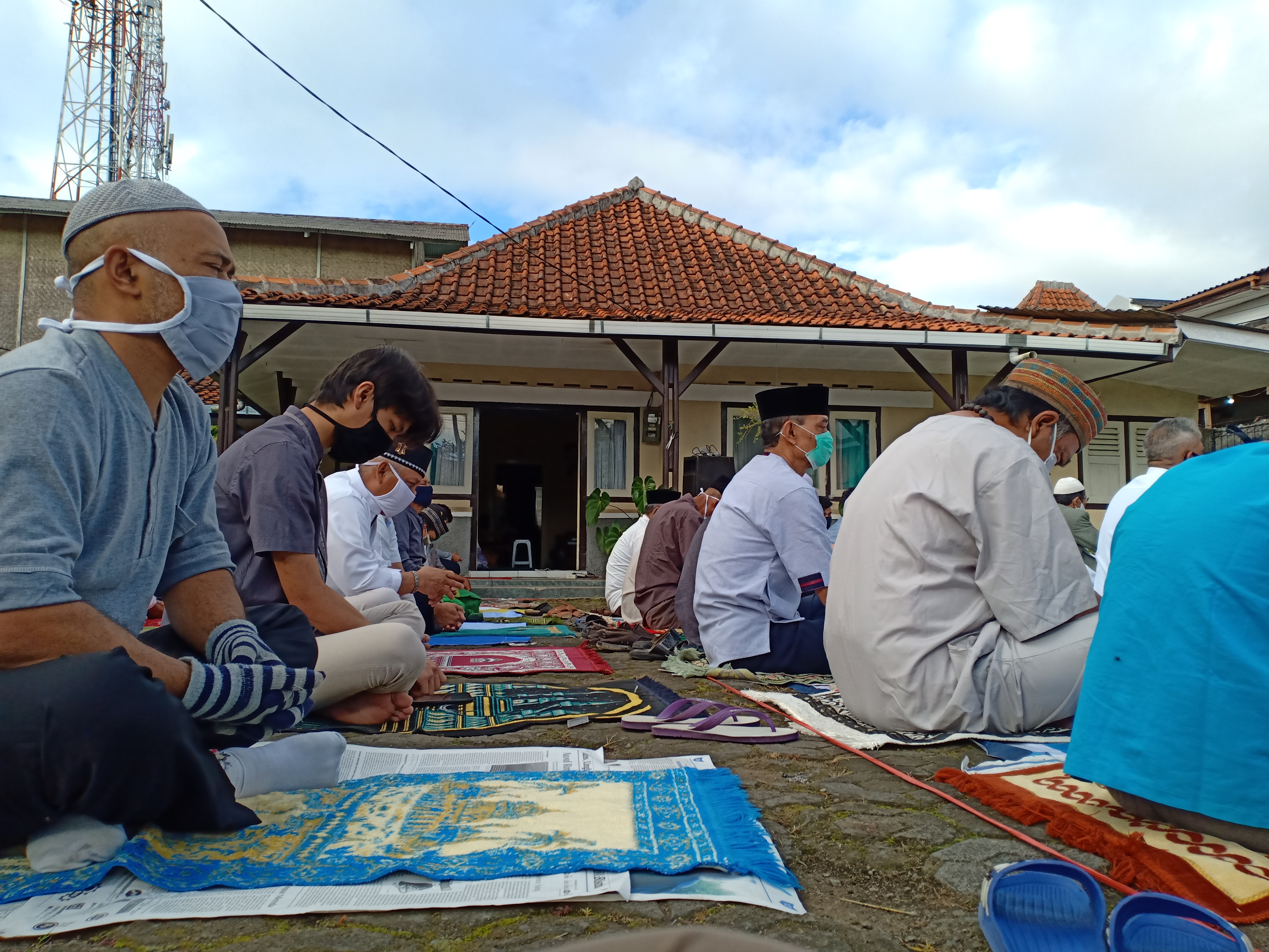 Warga Lembang tetap menggelar Salat Id berjamaah di luar rumah.