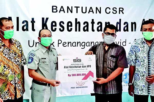 Kepala Departemen Komunikasi Perusahaan SIG, Sigit Wahono (kedua kanan), secara simbolis menyerahkan bantuan alat kesehatan (alkes) dan APD.