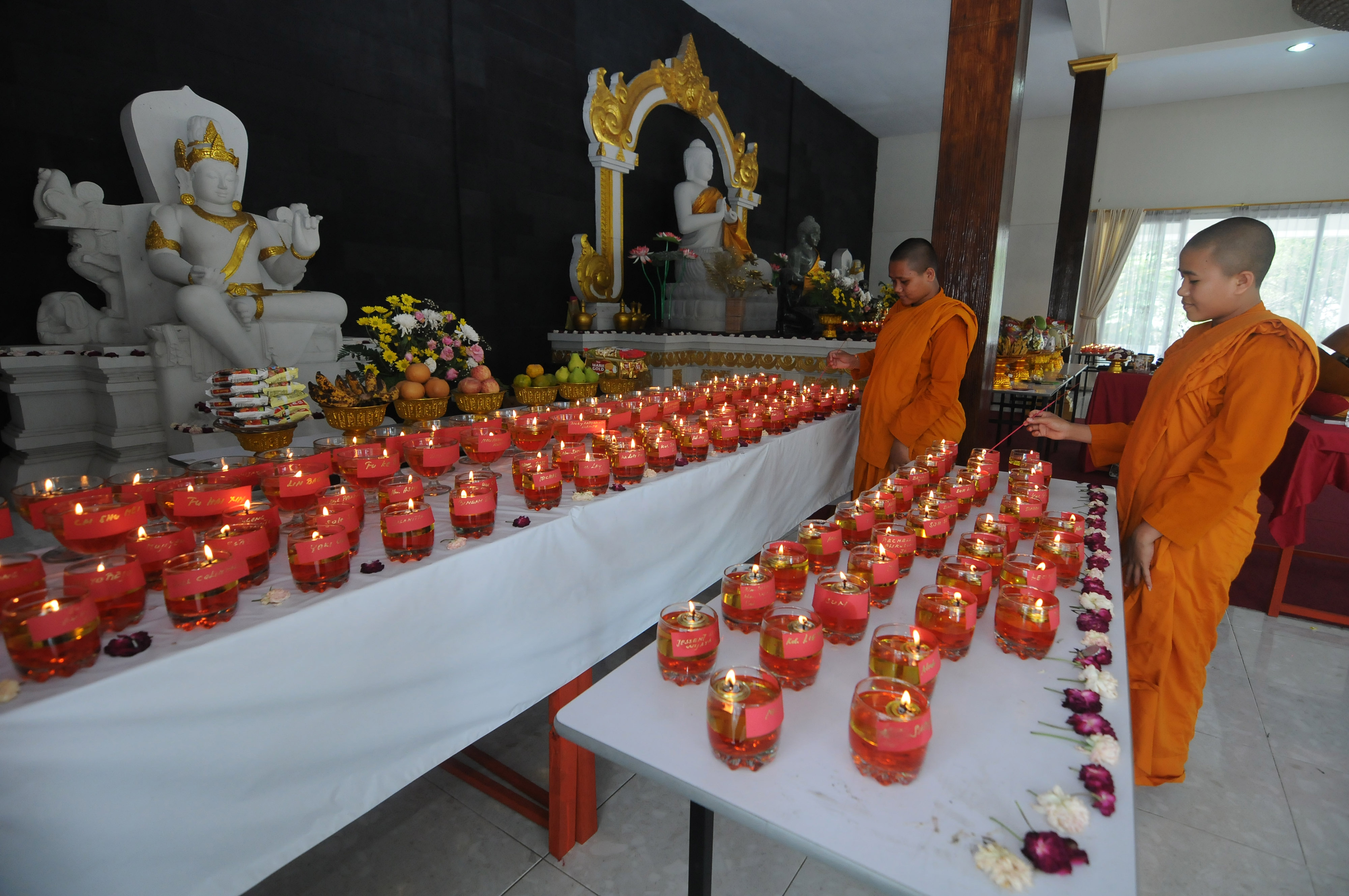 Sejumlah Samaneri menyalakan lilin pelita pada prosesi Pelita Puja Waisak 2564 BE di Vihara Abhayagiri Samudra Bakti, Boyolali.