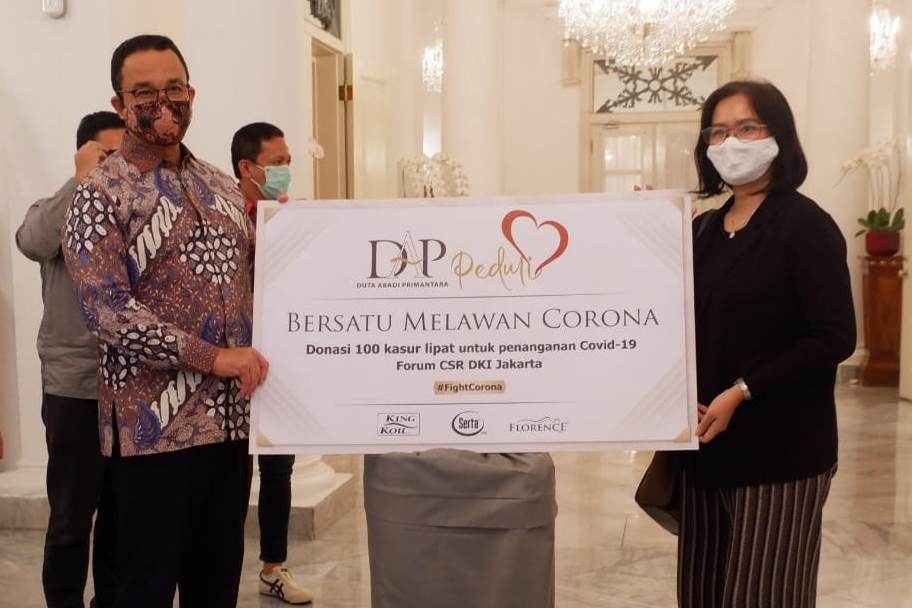 Penyerahan bantuan ke Gubernur DKI Jakarta Anies Baswedan