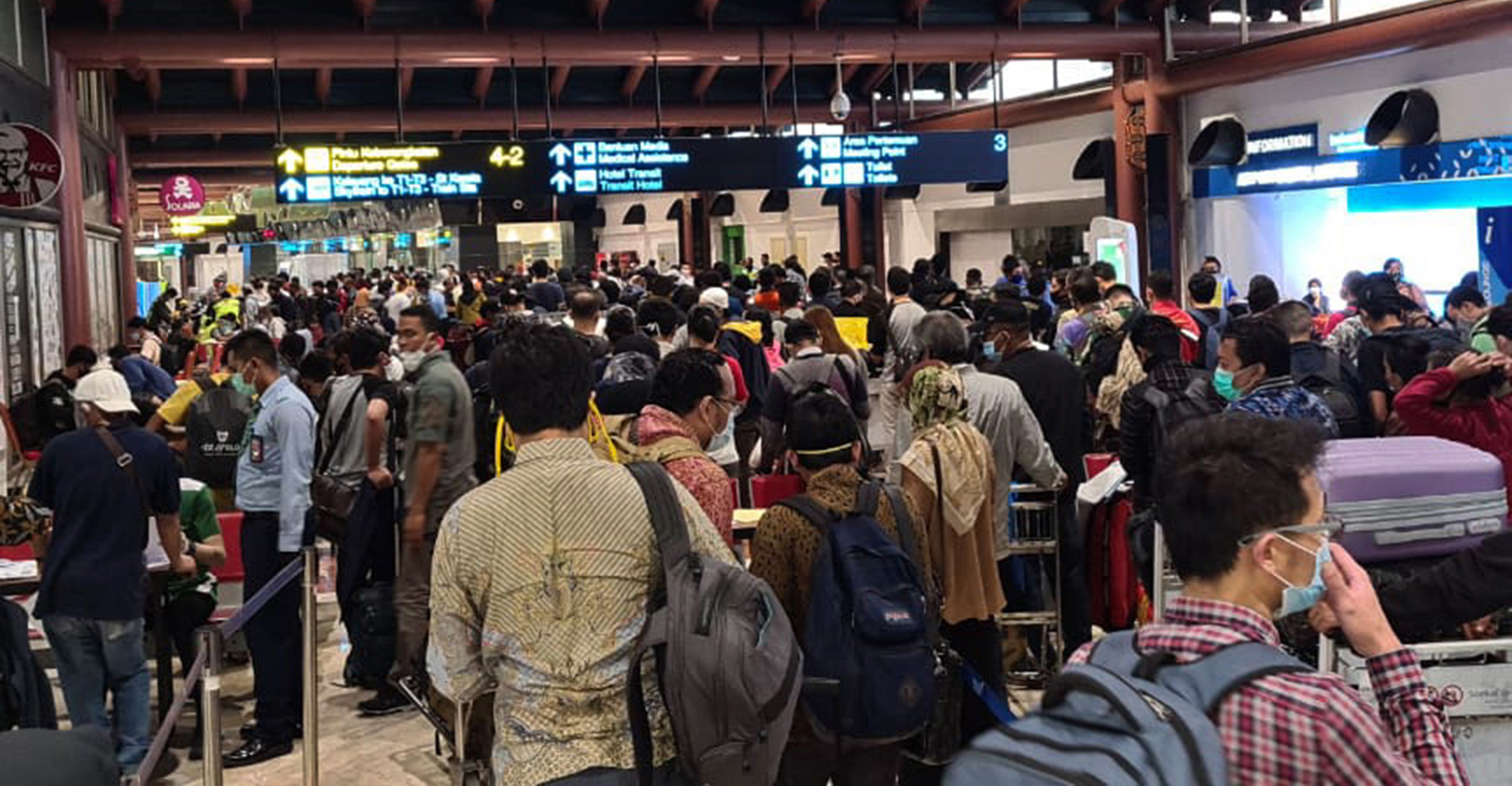 Ratusan calon penumpang mengantre untuk mendapatkan pengesahan surat ijin naik pesawat di Terminal 2 Bandara Soekarno Hatta, Tangerang.