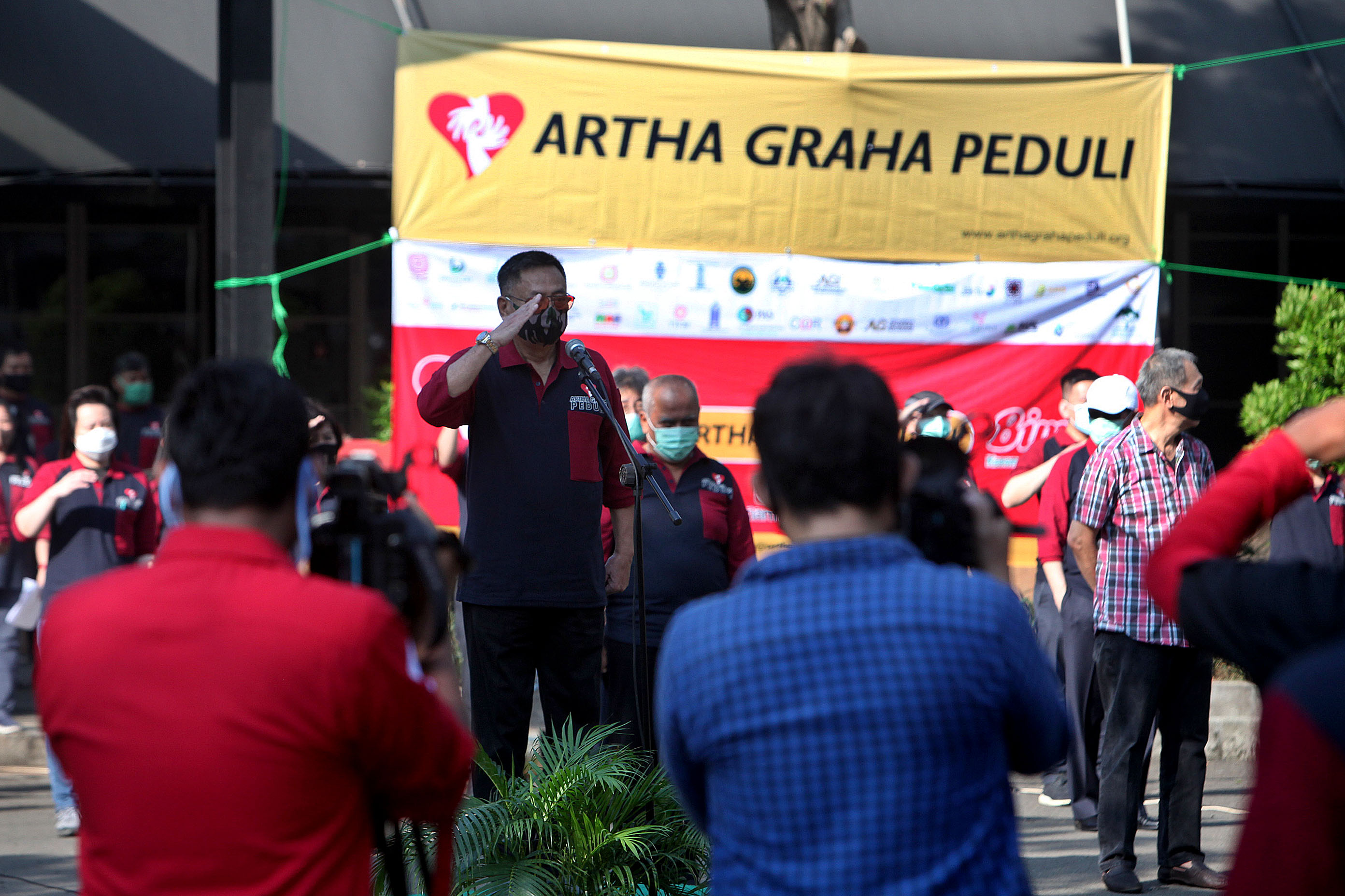 Senior Artha Graha Peduli (AGP) Letjen TNI (Purn) Kiki Syahnakri memimpin upacara Kick Off CSSR AGP, Selasa (12/5).