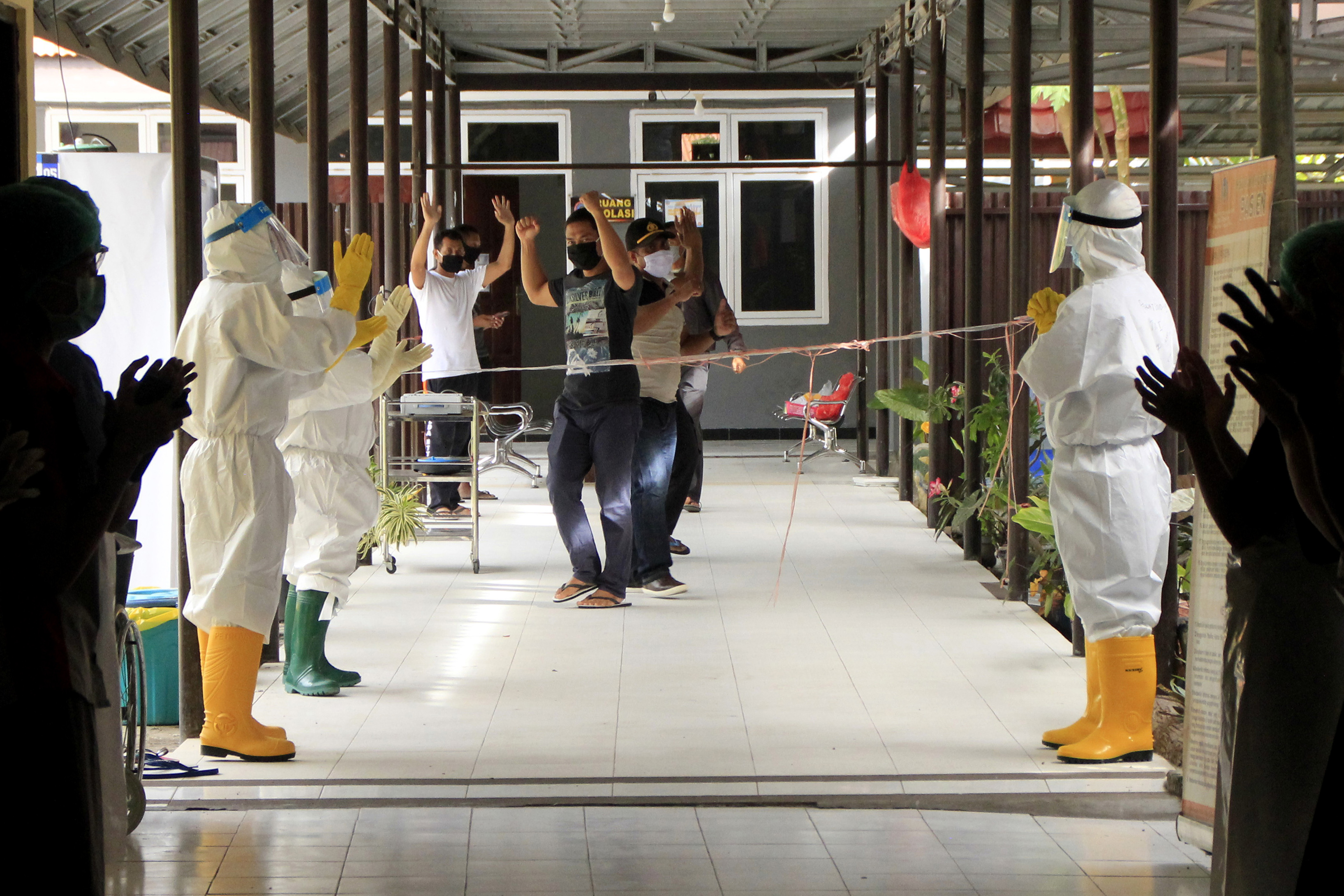 Tim medis RS Bhayangkara Polda NTT, Kupang, memberi penghormatan saat melepas sejumlah pasien Covid-19 yang sudah sembuh, Minggu (17/5).