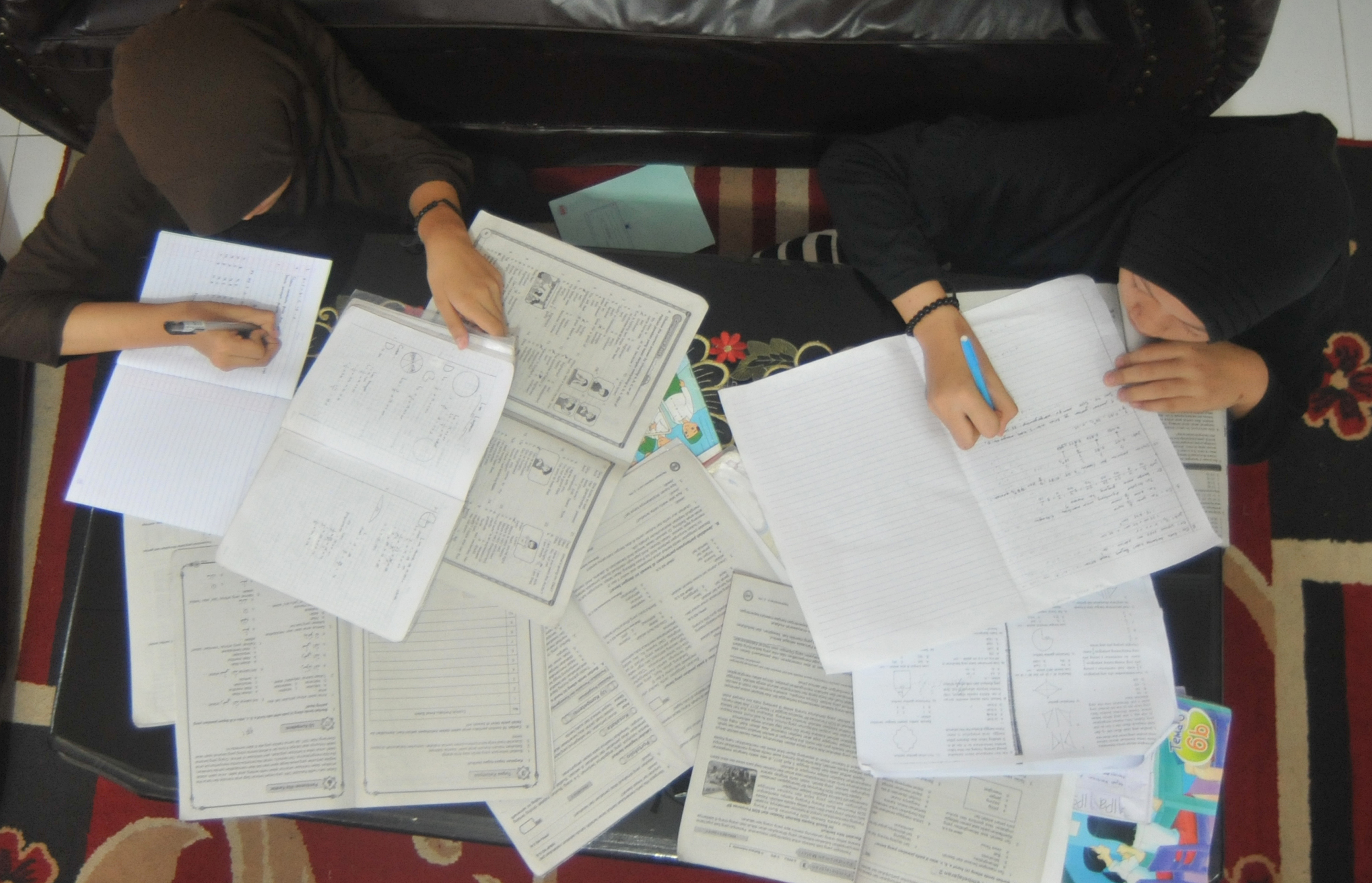 Murid sekolah dasar (SD) mengerjakan tugas dari sekolah di rumah, di Padang, Sumatera Barat, Jumat (20/3/20).