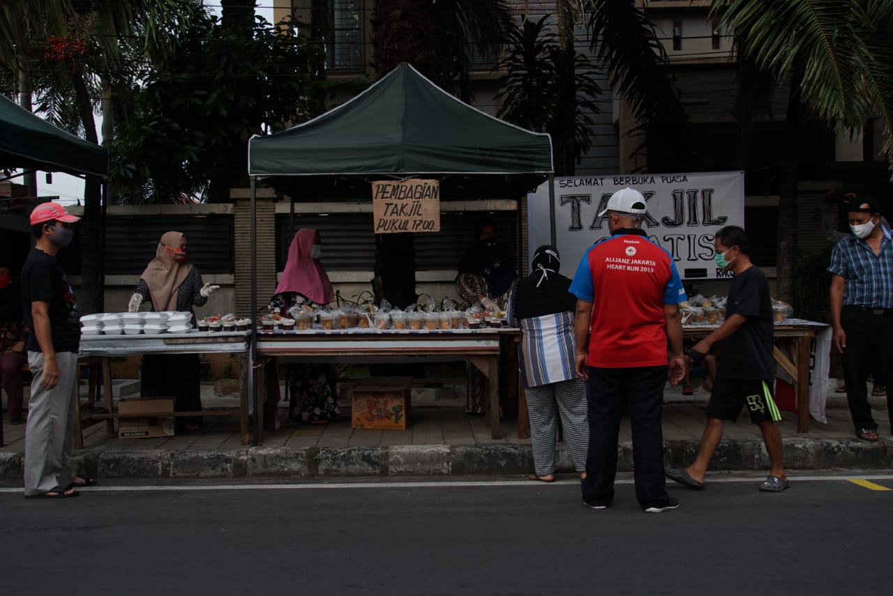 Relawan membagikan takjil gratis di Cempaka Putih