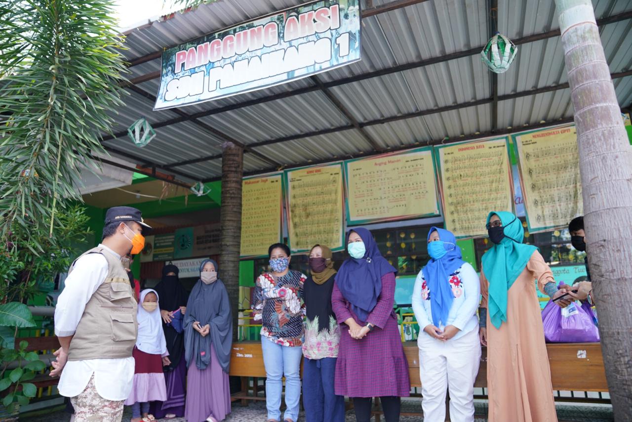 Ketua Umum MES Sulsel, Andi Sudirman Sulaiman, yang juga Wakil Gubernur Sulsel (kiri) saat berbincang dengan penggurus TPA Al-Mujahidin/