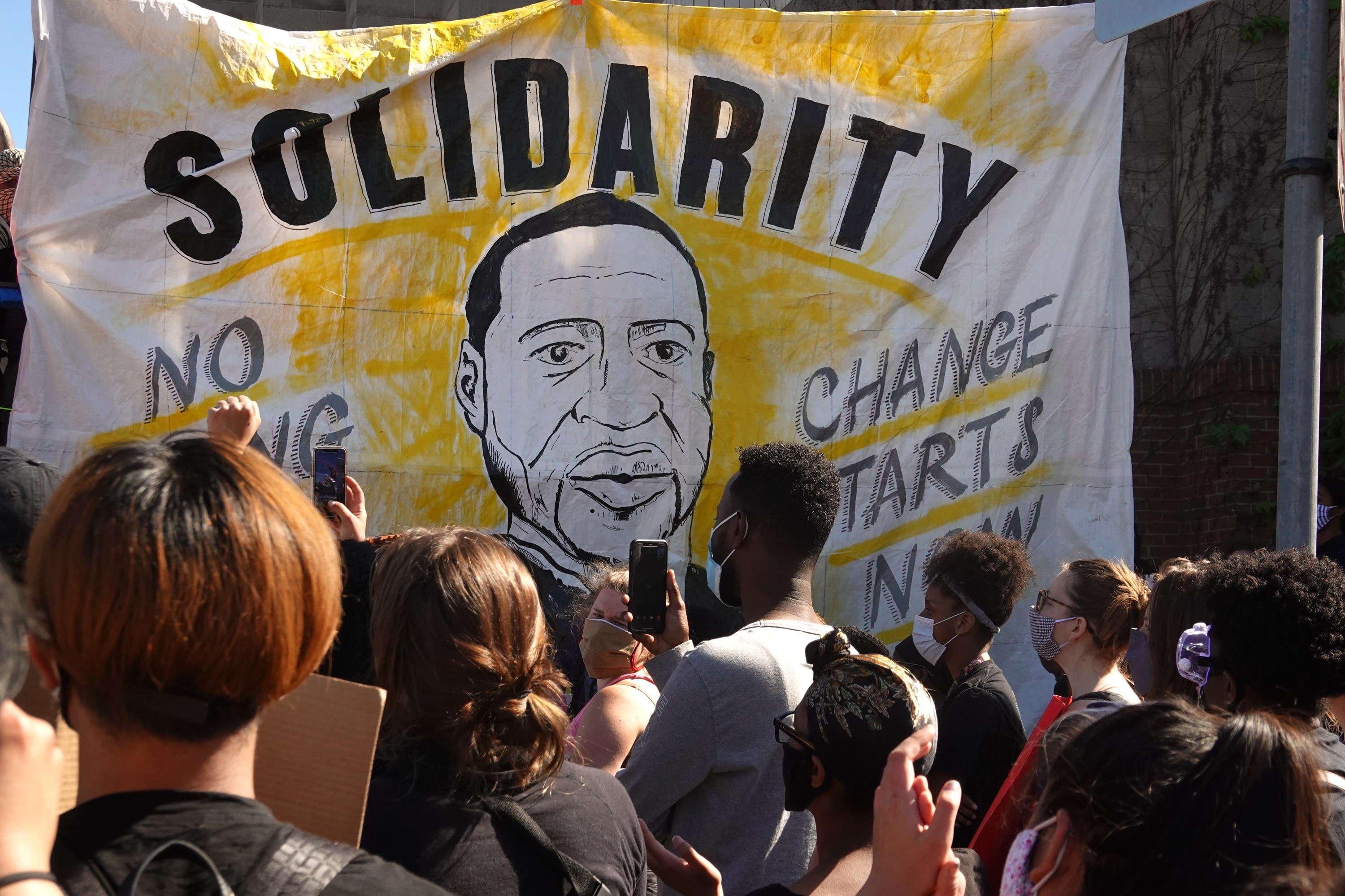 Demonstran berkumpul untuk memperjuangkan kasus kematian George Floyd di Minneapolis.