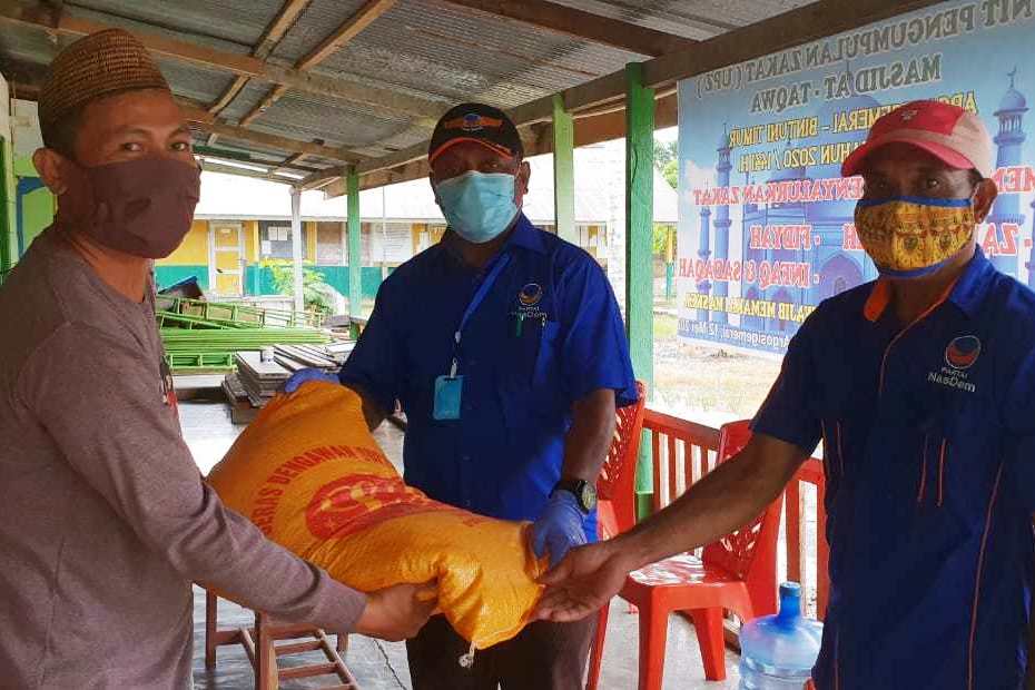 DPD Partai NasDem Bintuni menyerahkan sembako di mesjid.