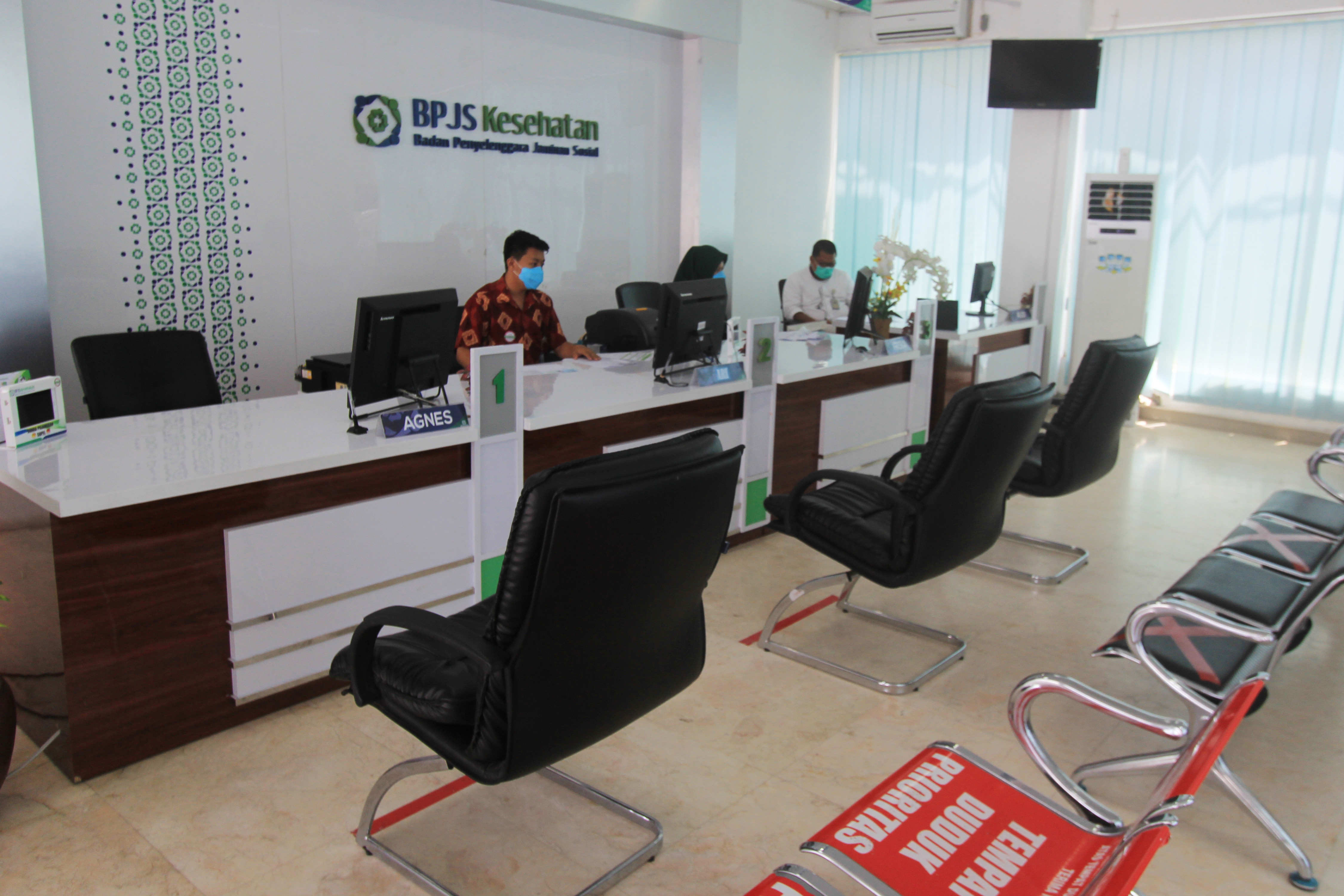 Sejumlah pegawai melakukan aktivitas di Kantor Badan Penyelenggara Jaminan Sosial (BPJS) Kesehatan Dumai di Dumai, Riau, Rabu (15/4/2020).