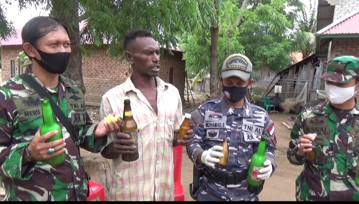 Nelayan di Flores Timur menyerahkan bom ikan kepada aparat TNI AL. Nelayan dan TNI AL telah sepakat menjaga laut dari kerusakan lingkungan.