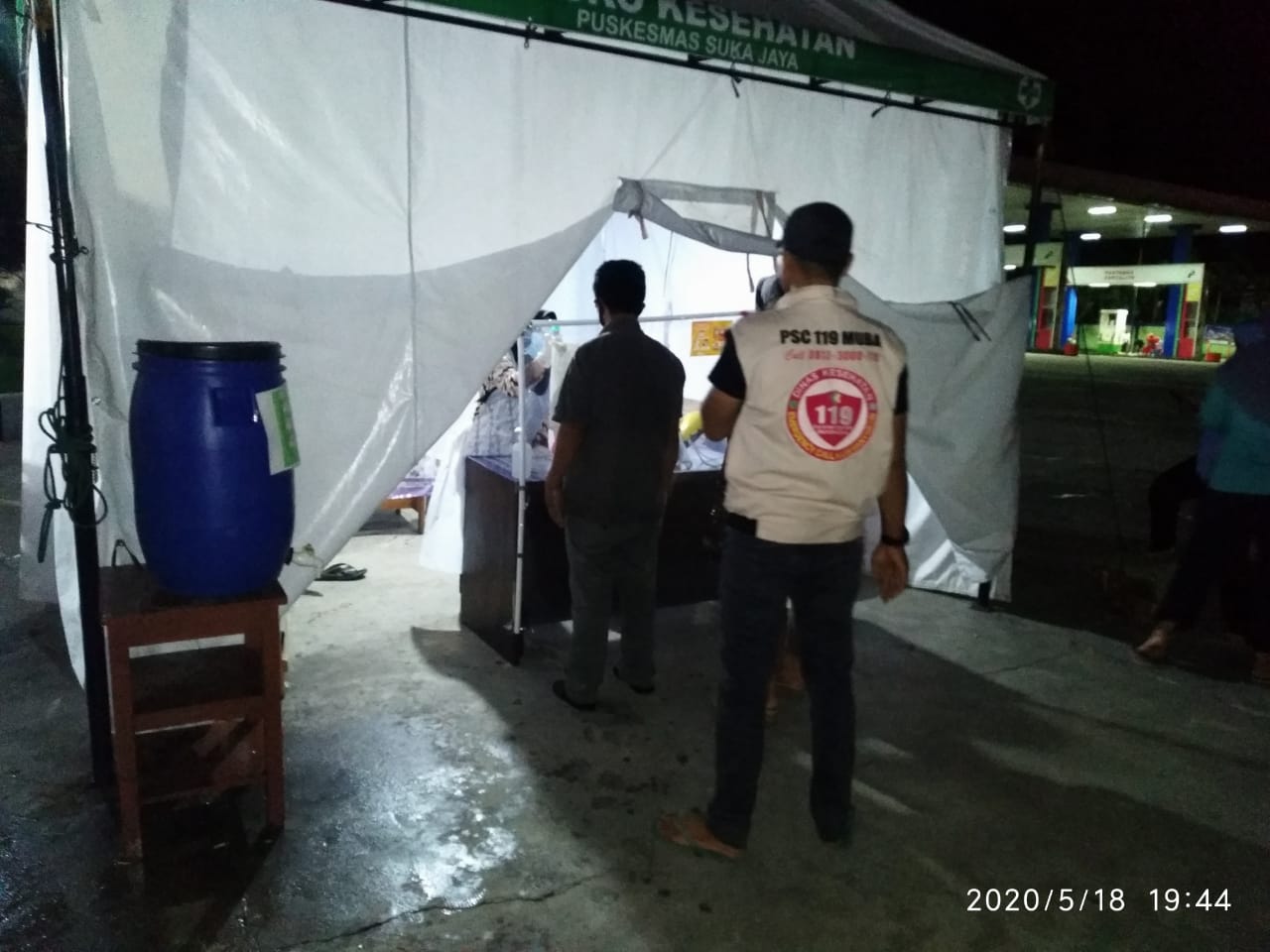 Masuk Muba, warga menjalani pemeriksaan kesehatan dan kendaraan disemprot disinfektan